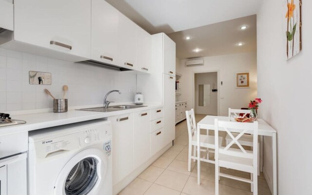 Lovely White Flat 15 Minutes From the City Center