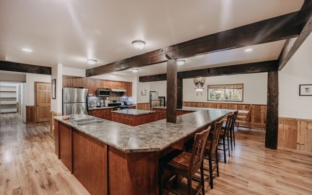 03mbh -12-bdrm - 3.5-bath - Wifi - Pets Ok - Sleeps 26 12 Bedroom Home by RedAwning