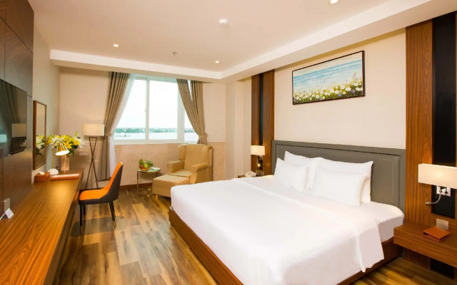 Van Phat Riverside Hotel