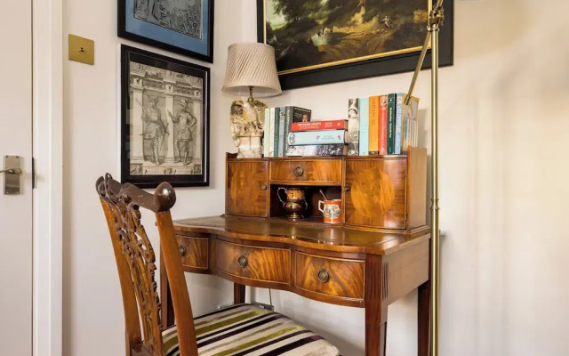 Mayfair 3-bed 6-guest W/patio & ac Berkeley Square
