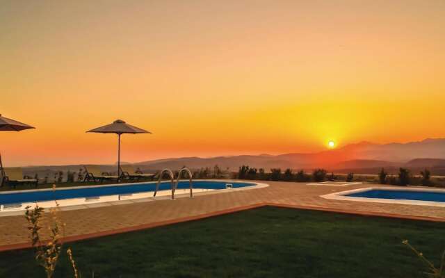 Stunning Home in Houdetsi,heraklio With 6 Bedrooms, Internet and Outdoor Swimming Pool