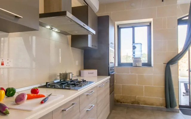 Siku Gozitan House With Pool hot tub