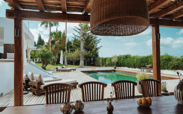 Luxurious Villa With Bright Terrace
