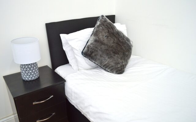 Beautiful Two-bed Apartment With Driveway Parking