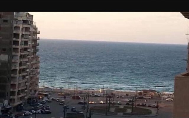Cozy new 2 BD Amazing beach view Next to Hilton hotel Family only !العائلات فقط