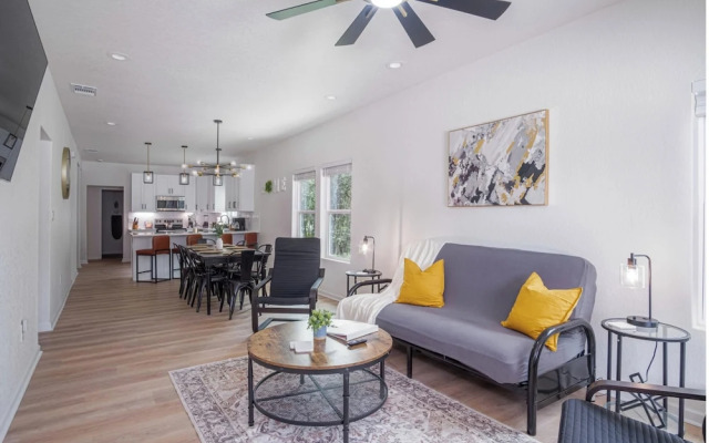 Vibrant 4br/3ba Oasis Near Happy Downtown!