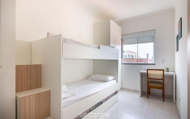 Apto moderno com churrasq. a 600m da praia COM305