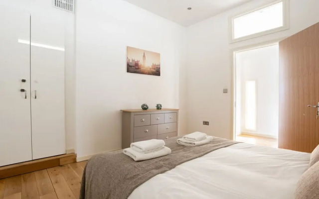 Platinum Apartment in Camden 9946