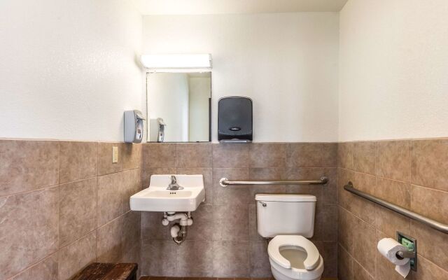 Econo Lodge Inn & Suites