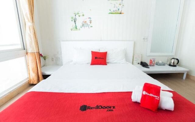 RedDoorz Plus @ Nguyen Thi Thap Street