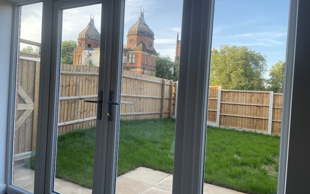 Beautiful 3-bed House in Derby With Parking