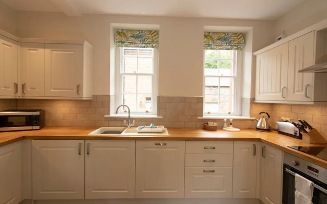Spacious 2 Bedroom Apartment Surrounded with 36 Acres of Parkland