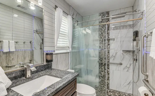 ~ 2 Blocks to Beach: Galveston Group Getaway!