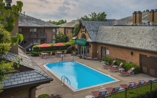 Cloverleaf Residence Suites