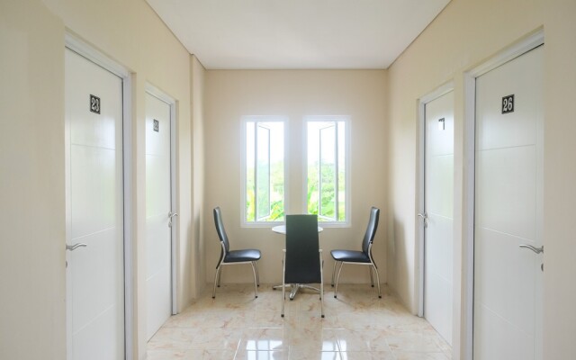 RedDoorz Plus near RS JIH Solo