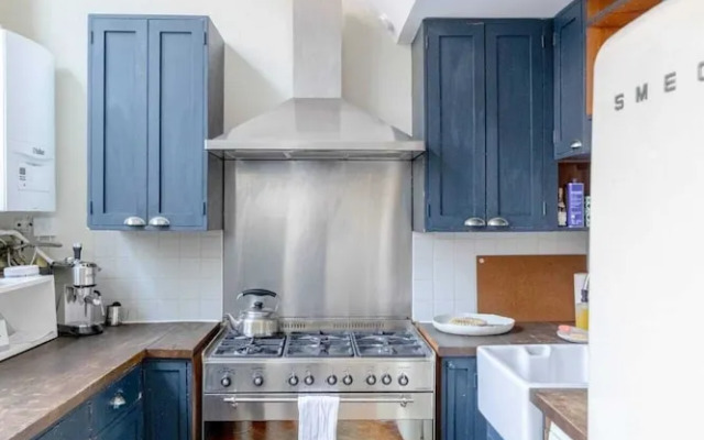 Tastefully Curated Mezzanine Studio Flat Hackney!