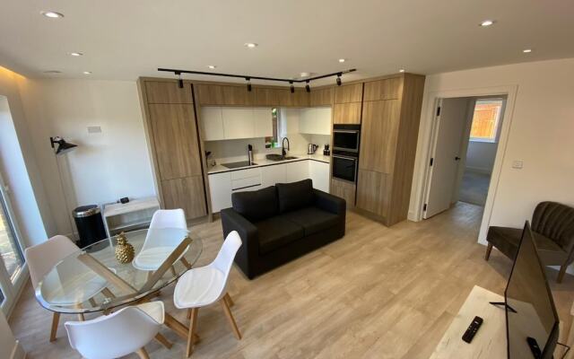 Stylish 2 Bed 2 Bath Flat with Garden