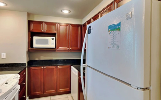 Sabine Yacht & Racquet #8D