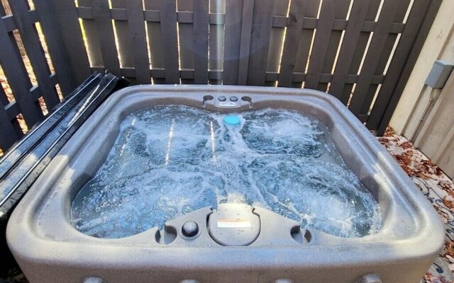 Bigfoots Retreat 2 Bedroom Chalet by RedAwning