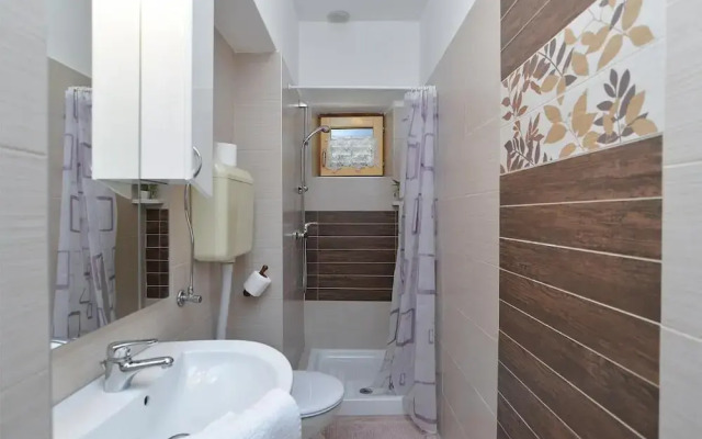Spacious Apartment With Garden