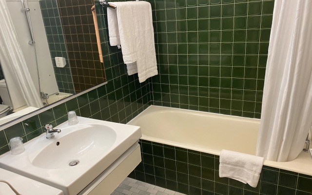 Adonis Lyon Est Hôtel Artys