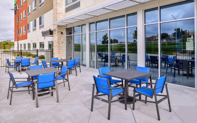 Holiday Inn Express & Suites Kansas City - Lee's Summit by IHG