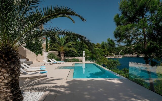 Beachfront Villa Seven Sins with Pool