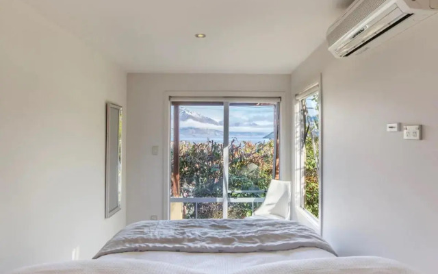 Central Style - 3 Bedroom Townhouse with Lakeview