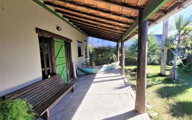 Linda casa com piscina a poucos passos da praia