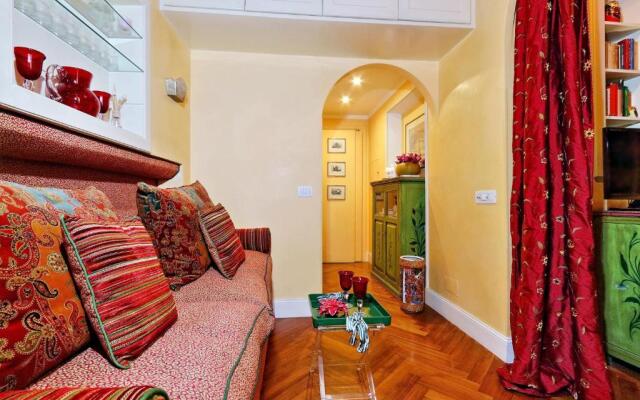 Pantheon charming apartment