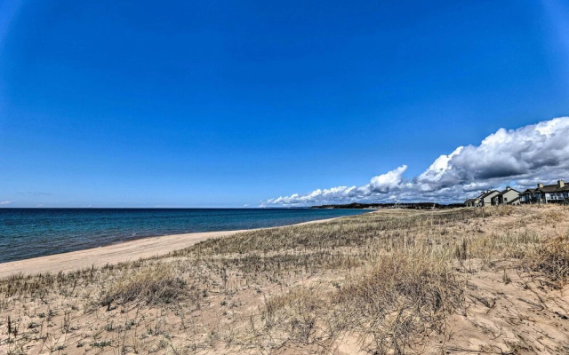 Bright Manistee Condo w/ Beach + Pool Access!