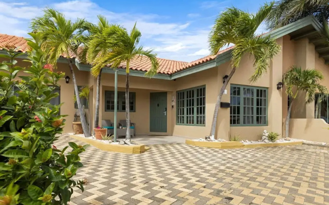 Cozy 3BR Town Home in Gated Community Palm Beach
