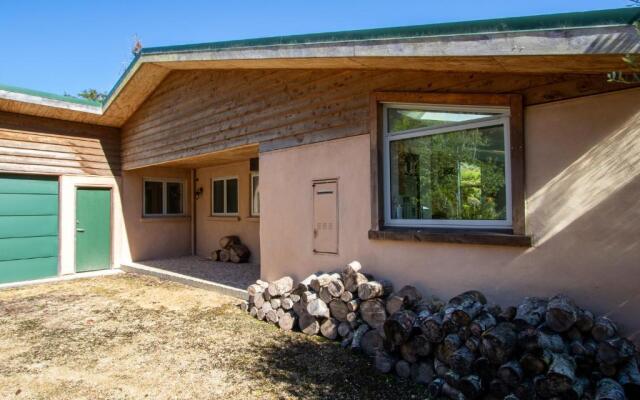 Golden Paradise - Rangihaeata Holiday Home