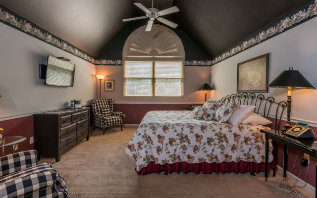 Eight Gables Inn
