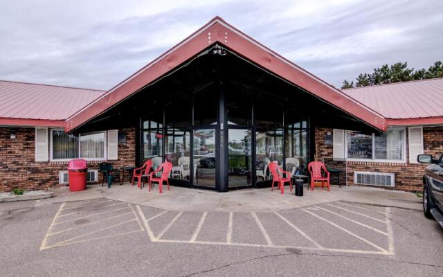 Bloomer Inn & Suites