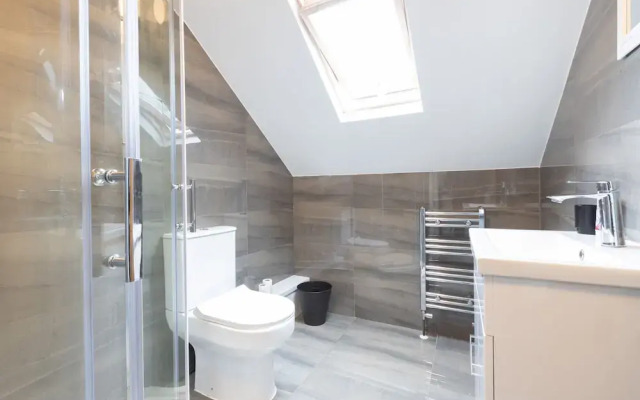 Leeds Retreat - 4BR House, Sleeps 10