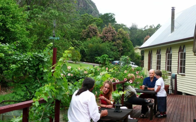 Glass House Mountains Ecolodge