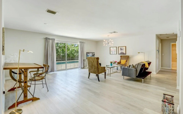 Woodridge - Private & Sanitized, Perfect for Social Distancing & Working From Home. Private Pool, Pet Friendly. Discounted During Pandemic. Super-host Support