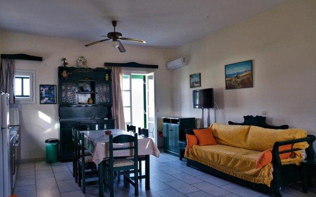 Studios Vrettos Beachfront Hotel