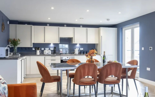 Elliot Oliver - Luxury 3 Bedroom Town Centre Apartment With Parking