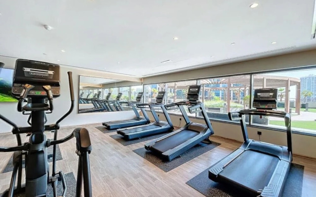 Whitesage - Elite Apartment With Balcony Near Metro Station