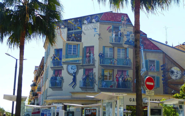 Vacation apartment with large private terrace and community pool, Cannes