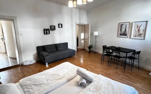 Pleasant 2BR Apt Near U6 Schöpfwerk