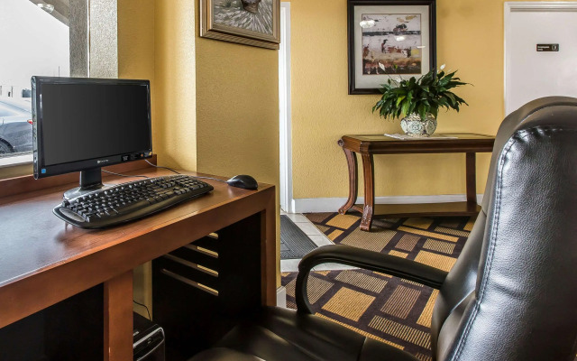 Econo Lodge Byron near Historic District - Warner Robins