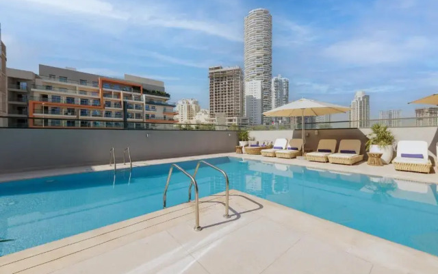 Отель Holiday Inn Dubai Village Circle