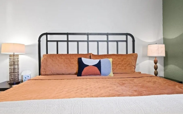 Modern and Sophisticated Old Town Scottsdale Gem!