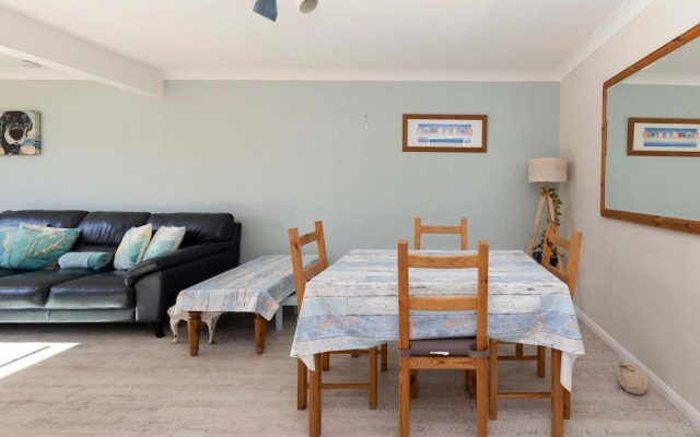 Seaside Retreat - Five Minutes to Beach Village
