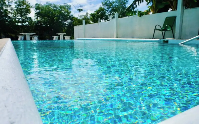 See Belize Waterside Sea View 2-bedroom Apartment w Balcony, Pool & Deck 2nd FL