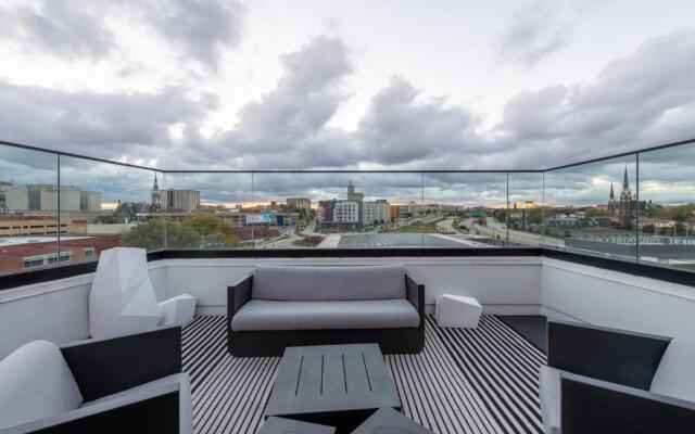 Flexhome Skywalk to Fiserv U3 RooftopGymParking