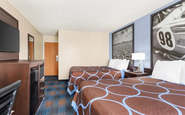 Super 8 by Wyndham Lenexa Overland Park/Mall Area